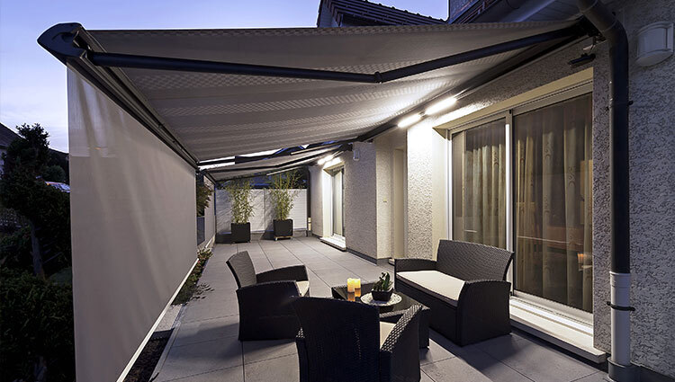 Store banne Tookan terrasse avec éclairage