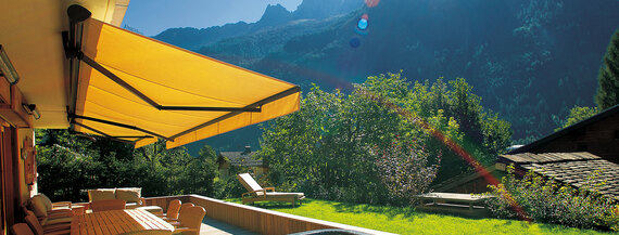 Store banne semi coffre Manua pour terrasse