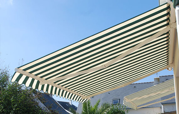 Store banne semi coffre pour terrasse Manua