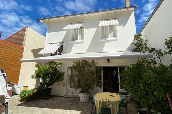 Store banne projection Taha pour terrassse
