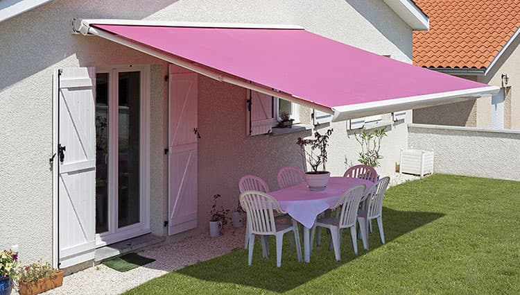 Store banne ou voile d’ombrage : quelle solution privilégier ?