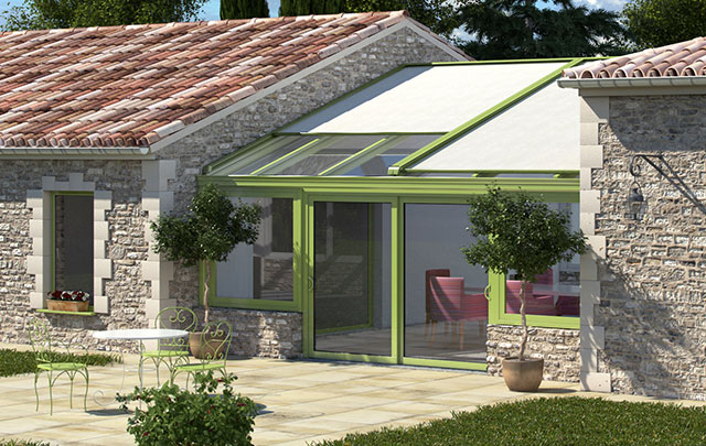 Store de toiture : protégez votre véranda du soleil !